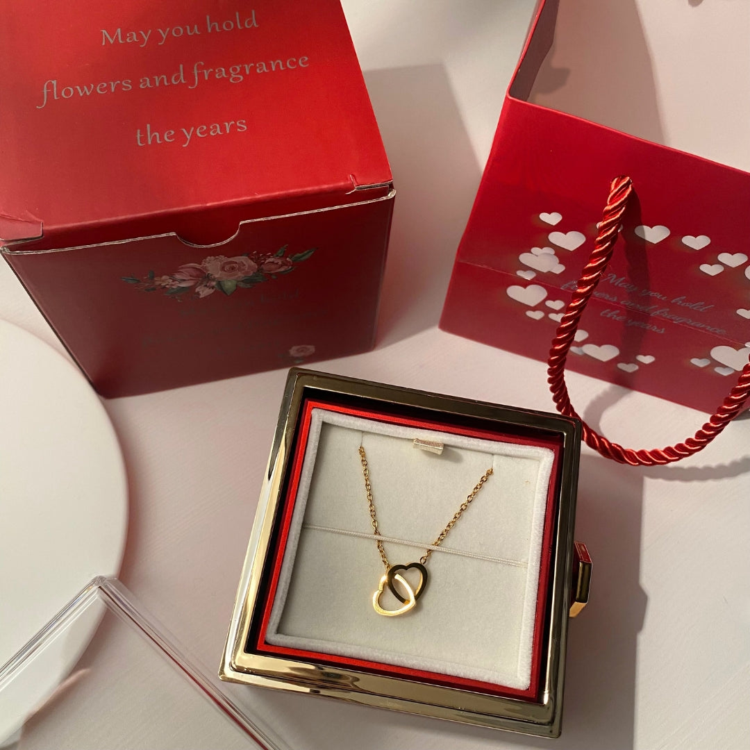 colar amor eterno - um colar personalizado com os nomes, tem dois corações e vem com uma rosa eterna. traz saquinho de presente e caixa. é sem dúvida o melhor presente para este natal e dia dos namorados, ou outras ocasiões especiais.